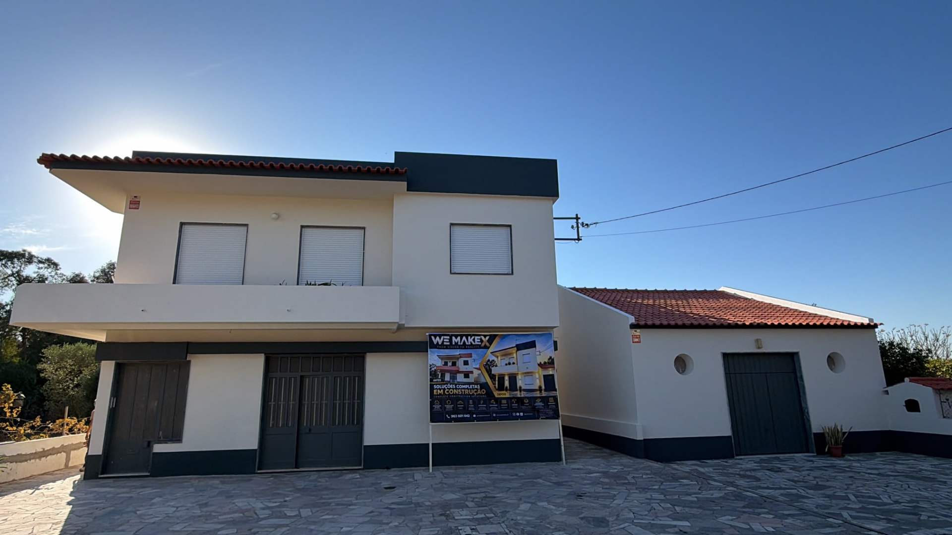 Moradia reabilitada com anexo e pátio em pedra